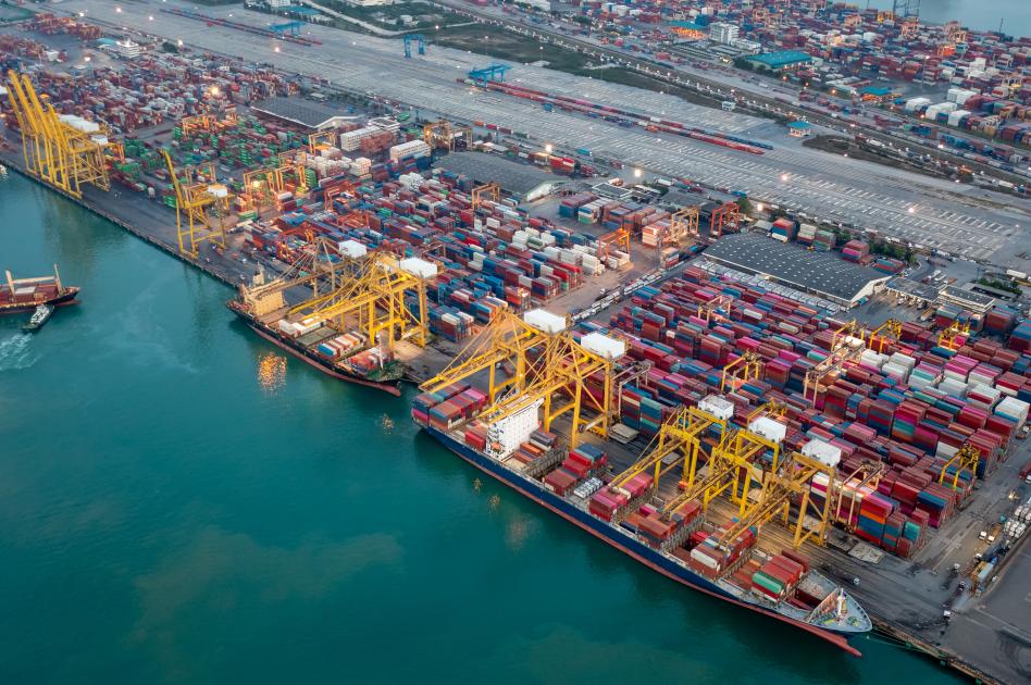 Vista aérea de alto ángulo de un buque de carga de contenedores y un puerto de envío en la industria de exportación e importación